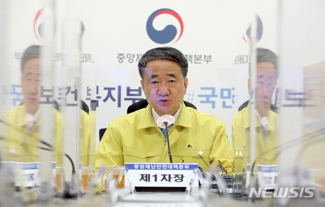 [세종=뉴시스]강종민 기자 = 박능후 중앙재난안전대책본부 1차장(보건복지부 장관)이 22일 오전 정부세종청사에서 열린 신종 코로나바이러스 감염증(코로나19) 대응 중대본 회의에서 모두발언을 하고 있다. 2020.09.22. ppkjm@newsis.com