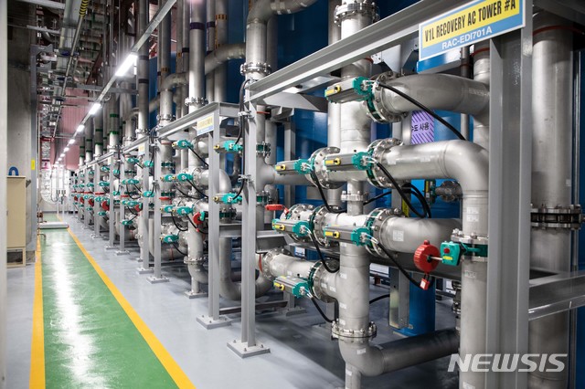 [서울=뉴시스]삼성전자는 22일 반도체 업계 최초 '물 사용량 저감 사업장'으로 인정받았다고 밝혔다. 서울 플라자호텔에서 열린 영국 카본 트러스트 (Carbon Trust)의 인증 수여식에서 반도체 생산시설과 연구소가 있는 삼성전자 화성캠퍼스가 조직단위 '물발자국' 인증을 수여 받았다. (사진=삼성전자 제공) 2020.09.22.&nbsp; photo@newsis.com