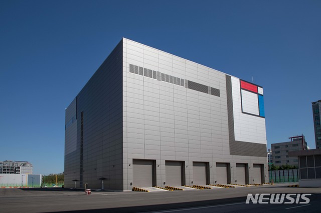 [서울=뉴시스]삼성전자는 22일 반도체 업계 최초 '물 사용량 저감 사업장'으로 인정받았다고 밝혔다. 서울 플라자호텔에서 열린 영국 카본 트러스트 (Carbon Trust)의 인증 수여식에서 반도체 생산시설과 연구소가 있는 삼성전자 화성캠퍼스가 조직단위 '물발자국' 인증을 수여 받았다. (사진=삼성전자 제공) 2020.09.22. photo@newsis.com