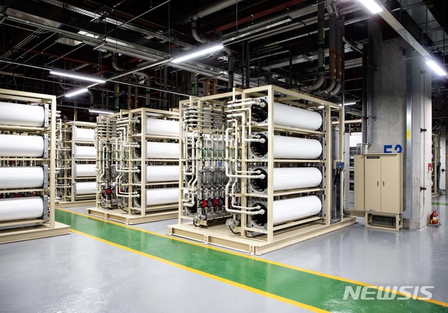 [서울=뉴시스]삼성전자는 22일 반도체 업계 최초 '물 사용량 저감 사업장'으로 인정받았다고 밝혔다. 서울 플라자호텔에서 열린 영국 카본 트러스트 (Carbon Trust)의 인증 수여식에서 반도체 생산시설과 연구소가 있는 삼성전자 화성캠퍼스가 조직단위 '물발자국' 인증을 수여 받았다. (사진=삼성전자 제공) 2020.09.22. photo@newsis.com