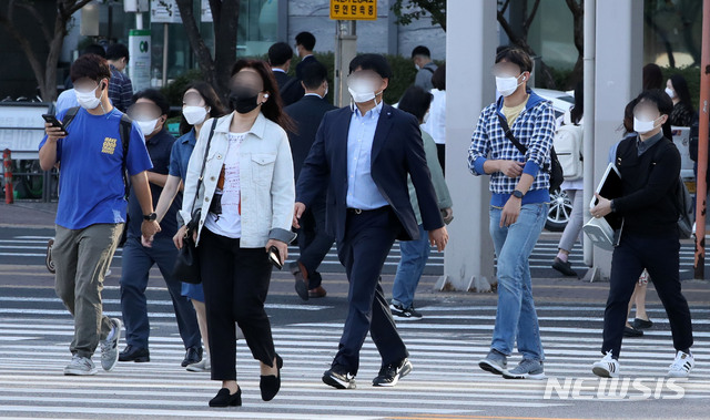 [서울=뉴시스] 박주성 기자 = 22일 오전 서울 영등포구 여의도환승센터에 시민들이 출근길을 재촉하고 있다. 2020.09.22. park7691@newsis.com