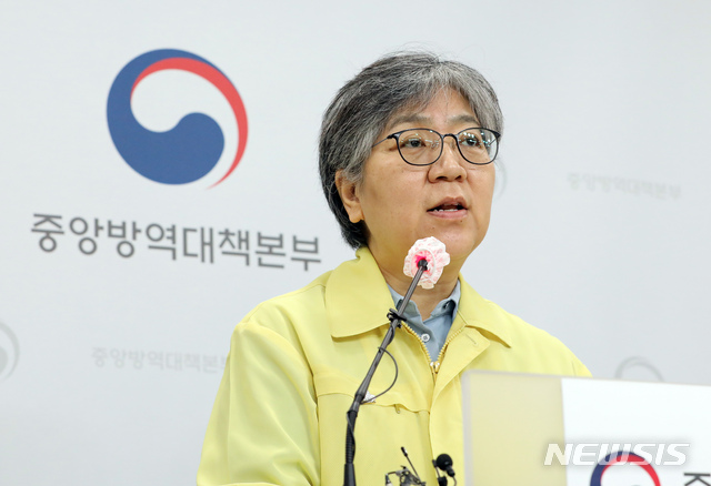 [청주=뉴시스]강종민 기자 = 정은경 질병청장이 22일 오전 충북 청주 질병관리청에서 겨울철 인플루엔자 무료 예방 접종 계획을 일시 중단한다고 밝히고 있다. 무료 접종 중단은 백신 유통 과정에서 문제점이 발견돼 중단됐으며 22일부터 무료 접종을 하려던 13∼18세 대상 물량이다. 2020.09.22. ppkjm@newsis.com