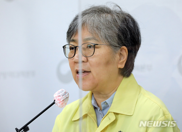 [청주=뉴시스]강종민 기자 = 정은경 질병청장이 22일 오전 충북 청주 질병관리청에서 겨울철 인플루엔자 무료 예방 접종 계획을 일시 중단한다고 밝히고 있다. 무료 접종 중단은 백신 유통 과정에서 문제점이 발견돼 중단됐으며 22일부터 무료 접종을 하려던 13∼18세 대상 물량이다. 2020.09.22. ppkjm@newsis.com