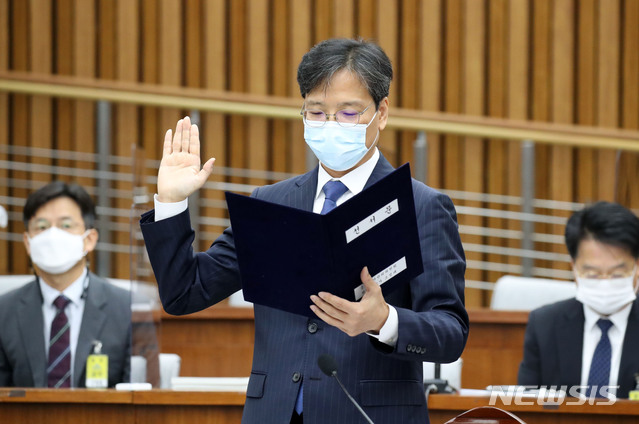 [서울=뉴시스]김선웅 기자 = 조성대 중앙선거관리위원 후보자가 22일 서울 여의도 국회 인사청문회에 출석해 선서를 하고 있다.(공동취재사진) 2020.09.22.&nbsp; photo@newsis.com 