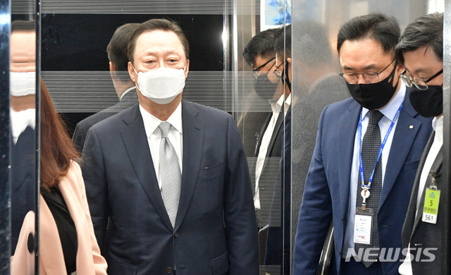 [서울=뉴시스]김선웅 기자 = 박용만 대한상의 회장이 22일 서울 여의도 국회를 방문하고 있다. 박 회장은 ‘기업규제 3법'에 대한 반대입장을 전달하기 위해 김종인 국민의힘 비대위원장과 이낙연 더불어민주당 대표를 만날 예정이다. (공동취재사진) 2020.09.22. photo@newsis.com