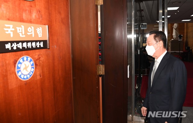 [서울=뉴시스]김선웅 기자 = 박용만 대한상의 회장이 22일 오전 국회를 방문, ‘기업규제 3법'에 대한 반대입장을 전달하기 위해 김종인 국민의힘 비대위원장실로 들어서고 있다. (공동취재사진) 2020.09.22. photo@newsis.com