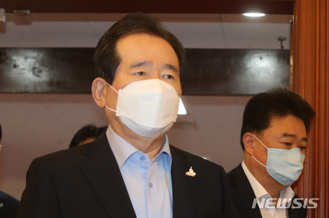 [서울=뉴시스]김명원 기자 = 정세균 국무총리가 22일 오전 서울 종로구 정부서울청사에서 국무위원들과 함께 대통령 주재로 열리는 국무회의에 참석하고 있다. 2020.09.22. kmx1105@newsis.com