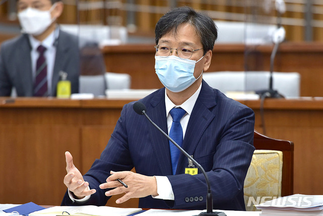 [서울=뉴시스]김선웅 기자 = 조성대 중앙선거관리위원 후보자가 22일 서울 여의도 국회 인사청문회에서 의원질의에 답변하고 있다. (공동취재사진) 2020.09.22.&nbsp; photo@newsis.com