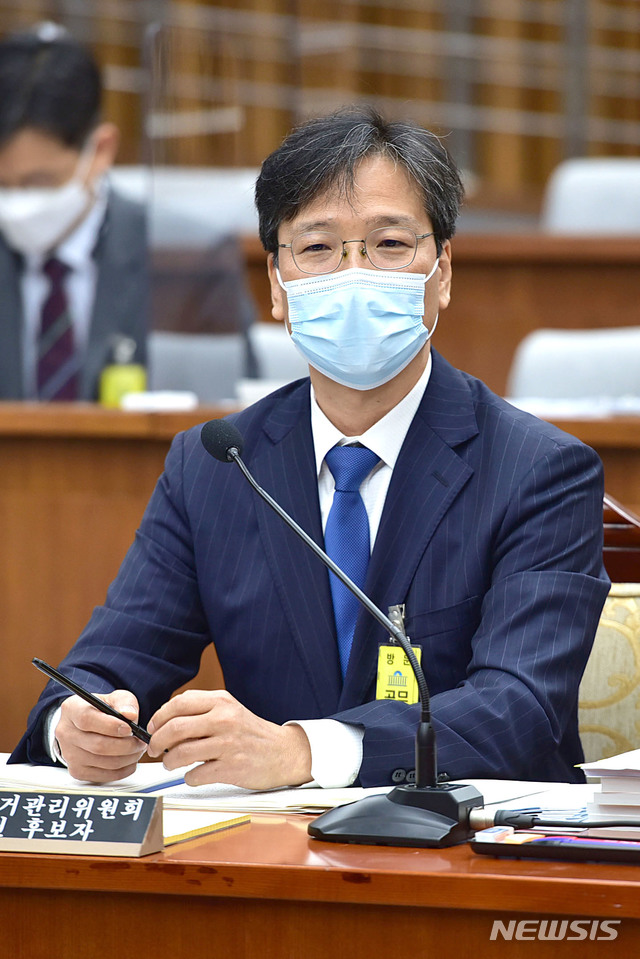 [서울=뉴시스]김선웅 기자 = 조성대 중앙선거관리위원 후보자가 22일 서울 여의도 국회 인사청문회에서 의원질의에 답변하고 있다. (공동취재사진) 2020.09.22.&nbsp; photo@newsis.com