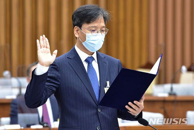 [서울=뉴시스]김선웅 기자 = 조성대 중앙선거관리위원 후보자가 22일 서울 여의도 국회 인사청문회에서 선서를 하고 있다. (공동취재사진) 2020.09.22. photo@newsis.com