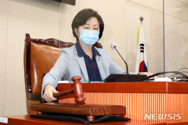 [서울=뉴시스] 김진아 기자 = 송옥주 국회 환노위원장이 22일 오전 서울 여의도 국회에서 열린 환경노동위원회 전체회의에서 의사봉을 두드리고 있다. (공동취재사진) 2020.09.22. photo@newsis.com
