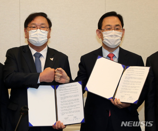 [서울=뉴시스]김선웅 기자 = 김태년 더불어민주당 원내대표와 주호영 국민의힘 원내대표가 22일 서울 여의도 국회에서 2020년도 제4차 추가경정예산안 합의사항 발표에서 합의문에 서명한 후 합의문을 들고 기념촬영을 하고 있다. (공동취재사진) 2020.09.22.&nbsp; photo@newsis.com