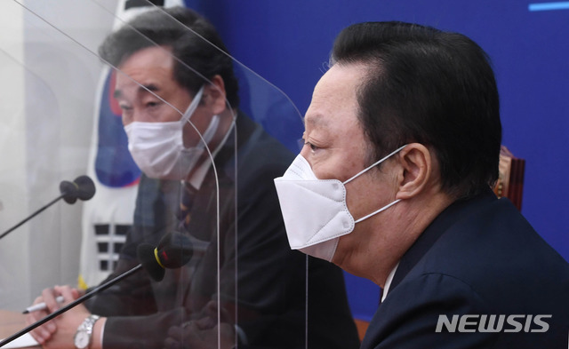 [서울=뉴시스]김진아 기자 = 박용만 대한상공회의소 회장이 22일 오후 서울 여의도 국회에서 이낙연 더불어민주당 대표와 만나 발언하고 있다. (공동취재사진) 2020.09.22.&nbsp; photo@newsis.com