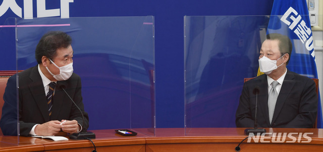 [서울=뉴시스]김진아 기자 = 이낙연 더불어민주당 대표가 22일 오후 서울 여의도 국회에서 박용만 대한상공회의소 회장과 대화하고 있다. (공동취재사진) 2020.09.22.&nbsp; photo@newsis.com