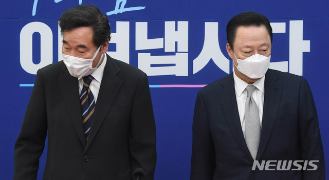 [서울=뉴시스]김진아 기자 = 이낙연 더불어민주당 대표가 22일 오후 서울 여의도 국회에서 박용만 대한상공회의소 회장과 만나 기념촬영을 한 후 자리에 앉고 있다. (공동취재사진) 2020.09.22. photo@newsis.com