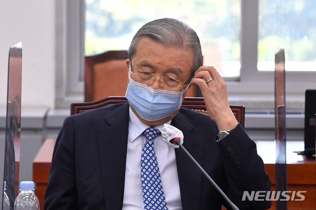 [서울=뉴시스]김선웅 기자 = 김종인 국민의힘 비상대책위원장이 22일 국회에서 열린 화상 의원총회에서 잠시 얼굴을 만지고 있다. (공동취재사진) 2020.09.22. photo@newsis.com