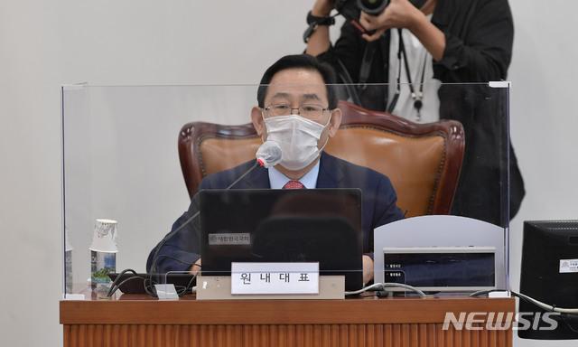 [서울=뉴시스] 김선웅 기자 = 주호영 국민의힘 원내대표가 22일 서울 여의도 국회 본청 영상회의실에서 열린 화상 의원총회에서 발언을 하고 있다. (공동취재사진) 2020.09.22. photo@newsis.com