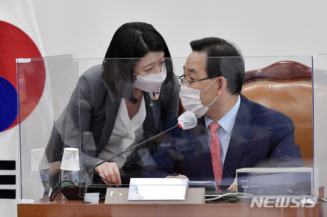 [서울=뉴시스] 김선웅 기자 = 국민의힘 주호영 원내대표와 배현진 의원이 22일 서울 여의도 국회 본청 영상회의실에서 열린 화상 의원총회에서 대화하고 있다. (공동취재사진) 2020.09.22. photo@newsis.com