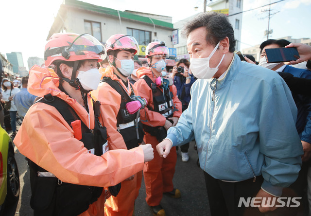 [서울=뉴시스] 김선웅 기자 = 이낙연 더불어민주당 대표가 22일 오후 서울 동대문구 청량리 청과물시장 화재현장을 찾아 소방대원들과 인사하고 있다. (공동취재사진) 2020.09.22. photo@newsis.com