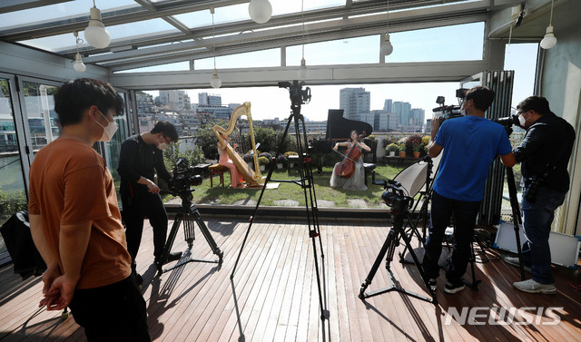 [서울=뉴시스]홍효식 기자 = '마포 M 클래식 축제' 영상팀들이 지난 22일 서울 마포구 라사라패션디자인학원 루프탑에서 마포 6경 클래식 홍대거리편 영상 촬영을 하고 있다. 마포 6경 홍대거리편은 첼리스트 임희영, 하피스트 피여나, 피아니스트 노예진이 참여한다. 2020.10.02. yesphoto@newsis.com