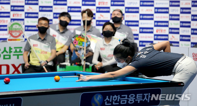 [서울=뉴시스] 조수정 기자 = 22일 고양시 빛마루 스튜디오에서 열린 프로당구 신한금융투자 PBA 팀리그 2020-21 2라운드 둘째날, 신한알파스 김가영이 경기하고 있다. (사진=PBA 제공) 2020.09.22. photo@newsis.com