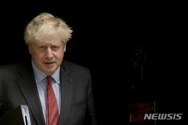 [런던=AP/뉴시스]보리스 존슨 영국 총리가 22일(현지시간) 의회 출석을 위해 런던 다우닝가 10번지 총리 관저를 나서고 있다. 2020.9.22.