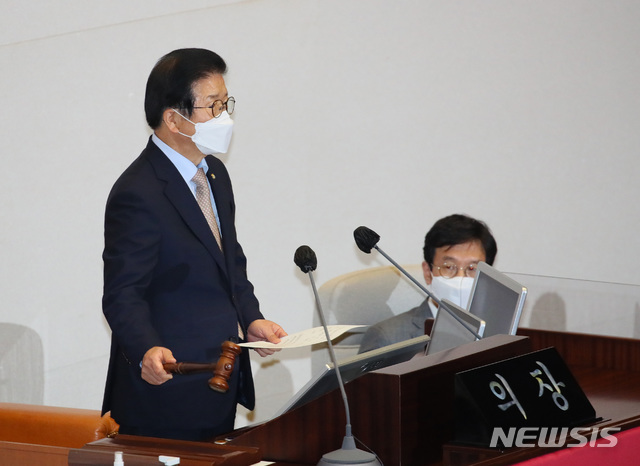 [서울=뉴시스]김진아 기자 = 22일 국회 본회의에서 '2020년도 제4회 추가경정예산안'이 통과되고 있다. (공동취재사진) 2020.09.22. photo@newsis.com