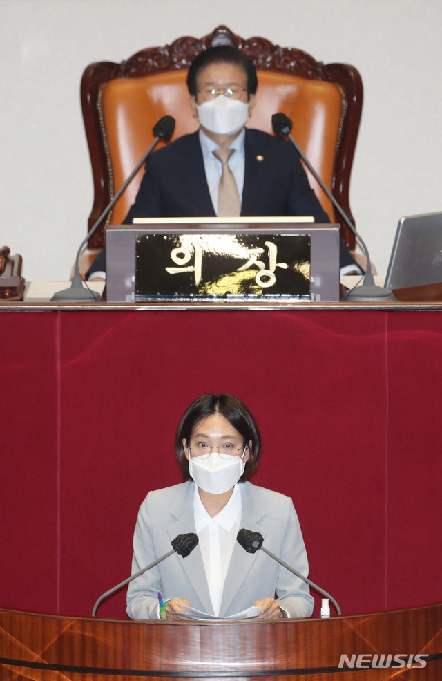 [서울=뉴시스] 김진아 기자 = 장혜영 정의당 의원이 22일 오후 서울 여의도 국회에서 열린 본회의에서 4차 추가경정예산안 처리에 앞서 토론을 하고 있다. 2020.09.22. bluesoda@newsis.com