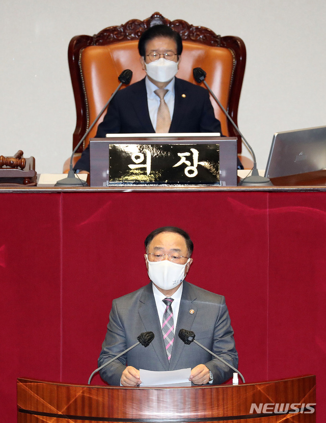 [서울=뉴시스]김진아 기자 = 홍남기 경제부총리 겸 기획재정부 장관이 22일 오후 서울 여의도 국회에서 열린 본회의에서 2020년도 제4회 추가경정예산안에 대한 정부측 발언을 하고 있다. (공동취재사진) 2020.09.22.&nbsp; photo@newsis.com