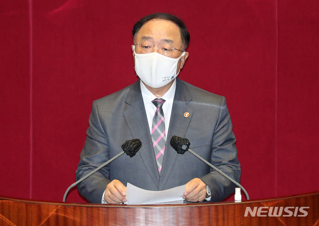 [서울=뉴시스]김진아 기자 = 홍남기 경제부총리 겸 기획재정부 장관이 22일 오후 서울 여의도 국회에서 열린 본회의에서 2020년도 제4회 추가경정예산안에 대한 정부측 발언을 하고 있다. (공동취재사진) 2020.09.22.&nbsp; photo@newsis.com