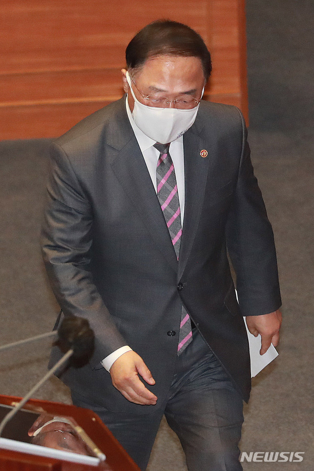 [서울=뉴시스] 김진아 기자 = 홍남기 경제부총리 겸 기획재정부 장관이 22일 오후 서울 여의도 국회에서 열린 본회의에서 4차 추가경정예산안 처리에 앞서 정부 측 입장을 설명하기 위해 단상으로 향하고 있다. (공동취재사진) 2020.09.22. photo@newsis.com