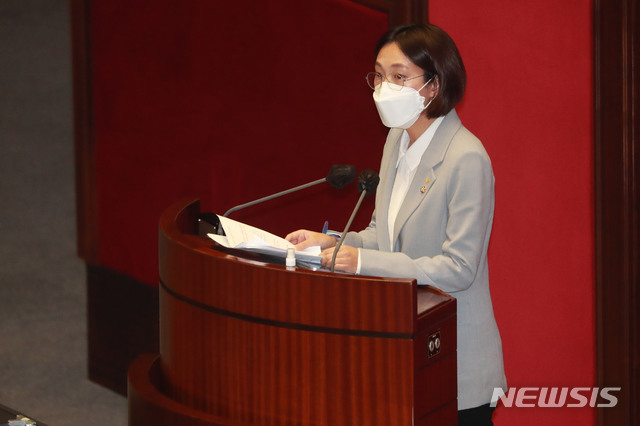 [서울=뉴시스] 김진아 기자 = 장혜영 정의당 의원이 22일 오후 서울 여의도 국회에서 열린 본회의에서 4차 추가경정예산안 처리에 앞서 토론을 하고 있다. (공동취재사진) 2020.09.22.&nbsp; photo@newsis.com&nbsp; 