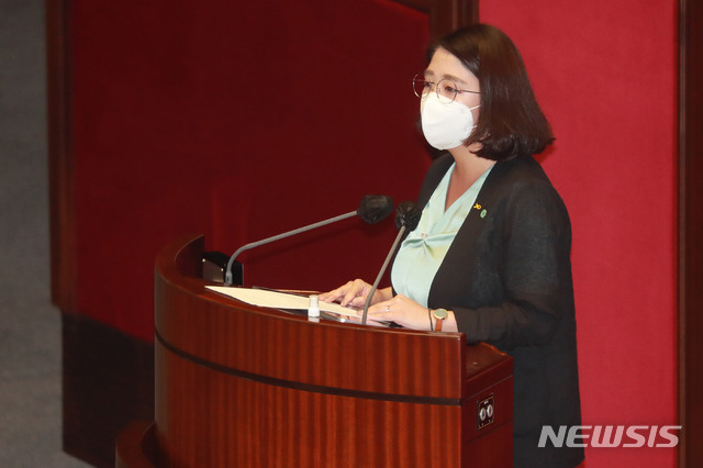 [서울=뉴시스] 김진아 기자 = 용혜인 기본소득당 원내대표가 22일 오후 서울 여의도 국회에서 열린 본회의에서 4차 추가경정예산안 처리에 앞서 토론을 하고 있다. (공동취재사진) 2020.09.22.&nbsp; photo@newsis.com 