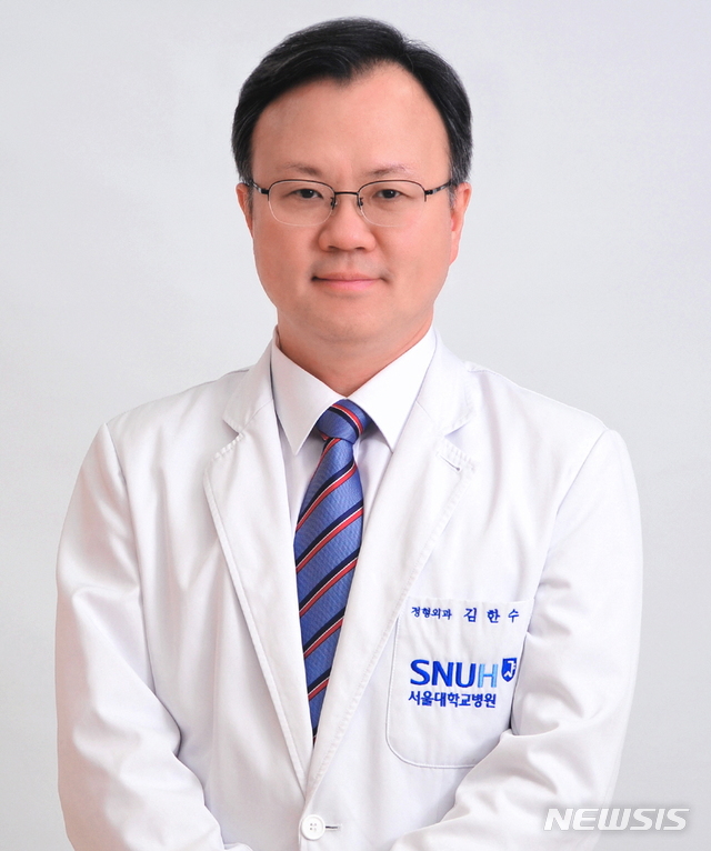 [서울=뉴시스] 서울대병원 정형외과 김한수 교수팀은 청소년 골육종 환자의 새로운 수술법인 골단판내 절제술(Transepiphyseal resection)의 치료 성과를 담은 논문을 23일 발표했다.