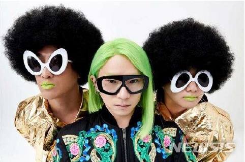 [서울=뉴시스]'집콕하며 즐기는 가을밤 달빛공연' 중 이희문의 오방신과(사진=문화재청 제공)2020.09.23 photo@newsis.com