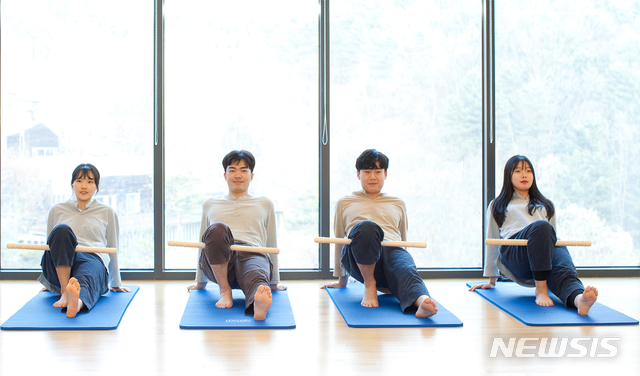 [서울=뉴시스] LS전선 신입사원들이 힐링캠프에서 필라테스를 체험하고 있다. (제공=LS전선)