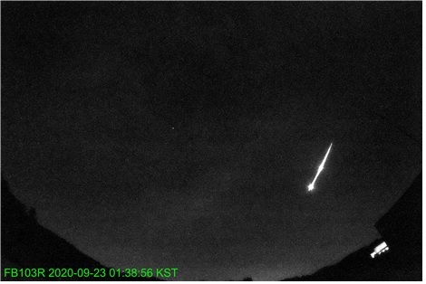 [서울=뉴시스] 한국천문연구원 유성체감시네트워크에 포착된 화구.