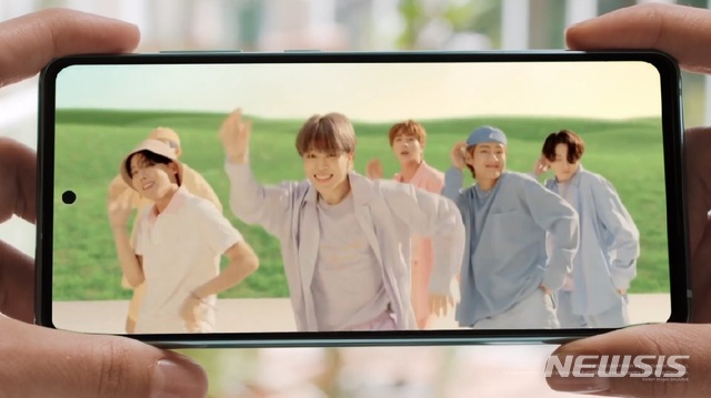 [서울=뉴시스] 삼성전자는 23일 오후 11시 온라인을 통해 '모든 팬들을 위한 삼성 갤럭시 언팩(Samsung Galaxy Unpacked for Every Fan)' 행사를 열고 '갤럭시S20 팬 에디션(갤럭시S20 FE)'을 공개했다. 2020.09.23.(사진=삼성전자 뉴스룸 중계 영상 캡처)