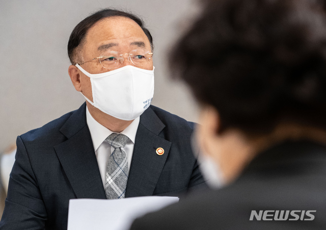 [서울=뉴시스]김명원 기자 = 홍남기 경제부총리 겸 기획재정부 장관이 23일 오전 서울 종로구 정부서울청사 국무위원식당에서 열린 제7차 부동산시장 점검 관계장관회의에 참석해 발언하고 있다. 2020.09.23. photo@newsis.com