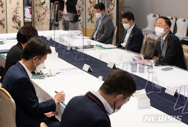 [서울=뉴시스]김명원 기자 = 홍남기 경제부총리 겸 기획재정부 장관이 23일 오전 서울 종로구 정부서울청사 국무위원식당에서 열린 제7차 부동산시장 점검 관계장관회의에 참석해 발언하고 있다. 2020.09.23. photo@newsis.com