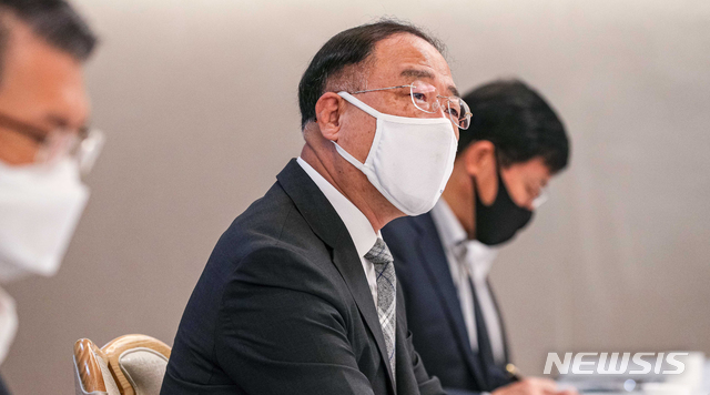 [서울=뉴시스]김명원 기자 = 홍남기 경제부총리 겸 기획재정부 장관이 23일 오전 서울 종로구 정부서울청사 국무위원식당에서 열린 제7차 부동산시장 점검 관계장관회의에 참석해 발언하고 있다. 2020.09.23.&nbsp; photo@newsis.com