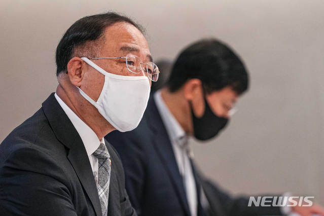 [서울=뉴시스]김명원 기자 = 홍남기 경제부총리 겸 기획재정부 장관이 23일 오전 서울 종로구 정부서울청사 국무위원식당에서 열린 제7차 부동산시장 점검 관계장관회의에 참석해 발언하고 있다. 2020.09.23. photo@newsis.com