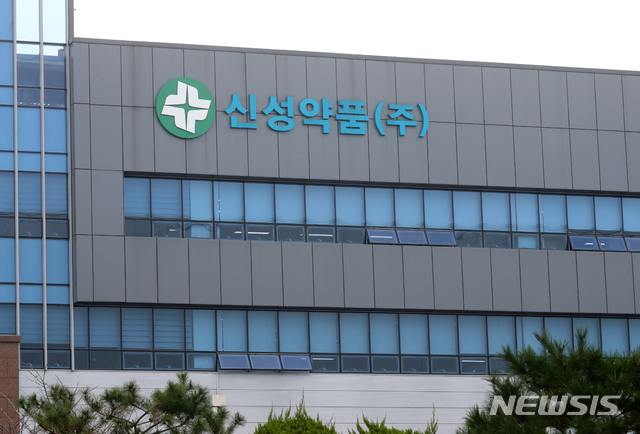 [김포=뉴시스]배훈식 기자 = 인플루엔자(독감) 백신이 운송 중 상온에 노출되는 사고가 발생해 국가 인플루엔자 예방접종 사업이 일시 중단된 23일 오전 이번 사고가 발생한 경기 김포시 신성약품 본사 사무실에 불이 켜져있다. 2020.09.23. dahora83@newsis.com