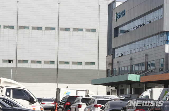 [김포=뉴시스]배훈식 기자 = 인플루엔자(독감) 백신이 운송 중 상온에 노출되는 사고가 발생해 국가 인플루엔자 예방접종 사업이 일시 중단된 23일 오전 이번 사고가 발생한 경기 김포시 신성약품 본사 모습. 2020.09.23.&nbsp; dahora83@newsis.com 