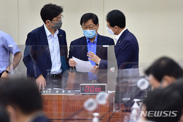 [서울=뉴시스] 김선웅 기자 = 국회에서 열린 기획재정위원회 전체 회의에서 윤후덕 위원장(가운데)과 고용진 더불어민주당 간사(왼쪽), 류성걸 국민의 힘 간사가 대화를 하고 있다. (공동취재사진) 2020.09.23. photo@newsis.com