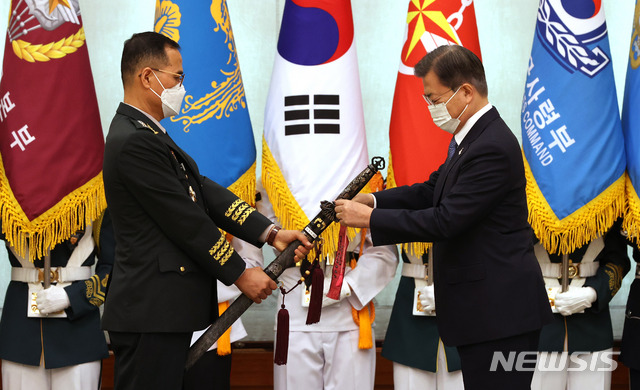[서울=뉴시스]추상철 기자 = 문재인 대통령이 23일 오전 청와대에서 남영신 육군참모총장의 보직신고를 받은 후 삼정검(三精劍)에 수치(綬幟)를 달아주고 있다. 수치는 끈으로 된 깃발로 장성의 보직과 이름, 임명 날짜, 수여 당시 대통령 이름이 수놓아져 있다. 2020.9.23.&nbsp; scchoo@newsis.com