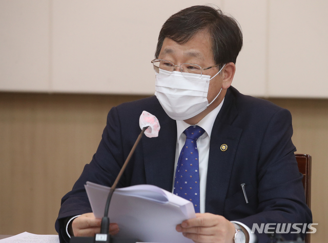 [서울=뉴시스]김명원 기자 = 안일환 기획재정부 제2차관이 23일 오전 서울 종로구 정부서울청사에서 열린 긴급 재정관리점검회의에 참석해 발언하고 있다. 2020.09.23.&nbsp; kmx1105@newsis.com