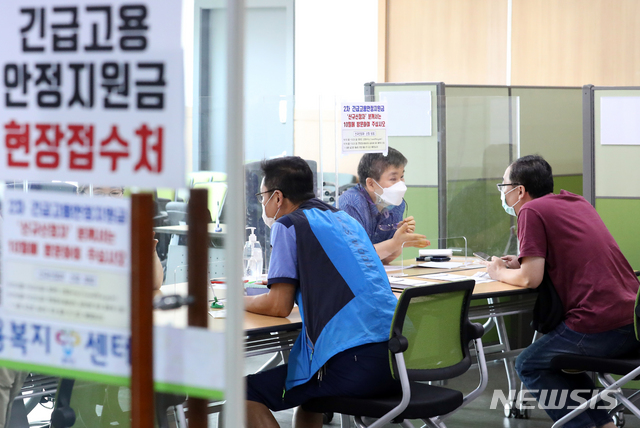 [인천=뉴시스] 이종철 기자 = 추석 명절을 앞두고 24일부터 정부가 소상공인과 특수고용직·프리랜서, 아동 돌봄 등에 대한 지원금을 지원하는 가운데 23일 오전 인천시 남동구 인천고용복지센터에서 프리랜서 및 특수고용직 종사자들이 지원금 신청 현장접수를 하고 있다. 2020.09.23.  jc4321@newsis.com