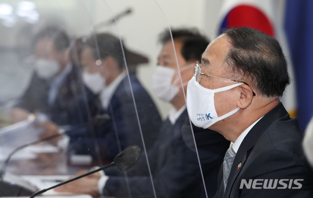 [서울=뉴시스] 김진아 기자 = 홍남기 경제부총리 겸 기획재정부 장관이 23일 서울 여의도 국회 의원회관에서 열린 제2차 한국판 뉴딜 당정 추진본부 회의에서 발언을 하고 있다. (공동취재사진) 2020.09.23. photo@newsis.com