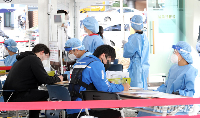 [서울=뉴시스] 전진환 기자 = 지난달 23일 오전 서울 강남보건소 선별진료소에서 시민들이 문진검사를 받고 있다. 2020.09.23.amin2@newsis.com